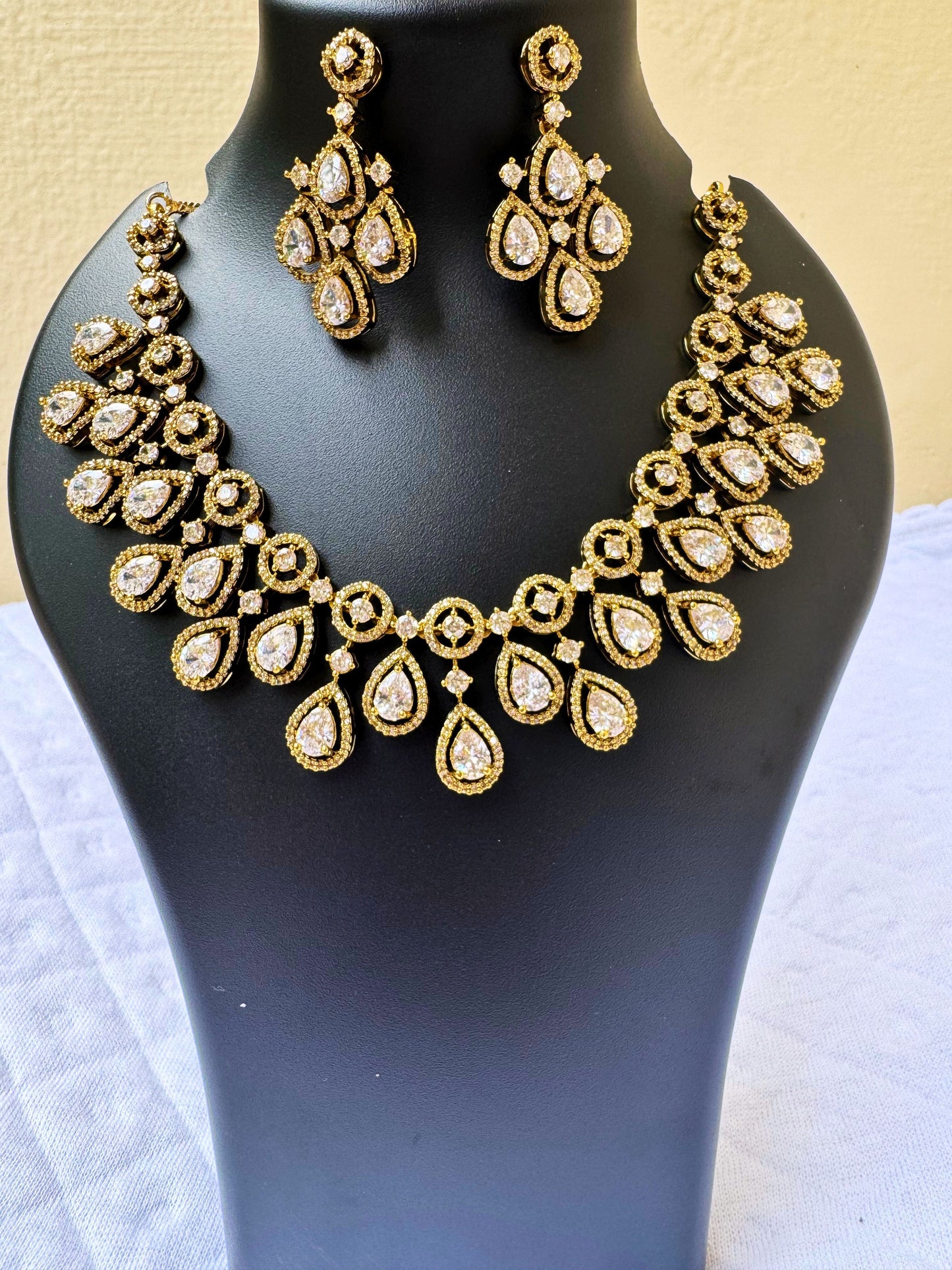 Gold-Plated Teardrop Stone Necklace Set