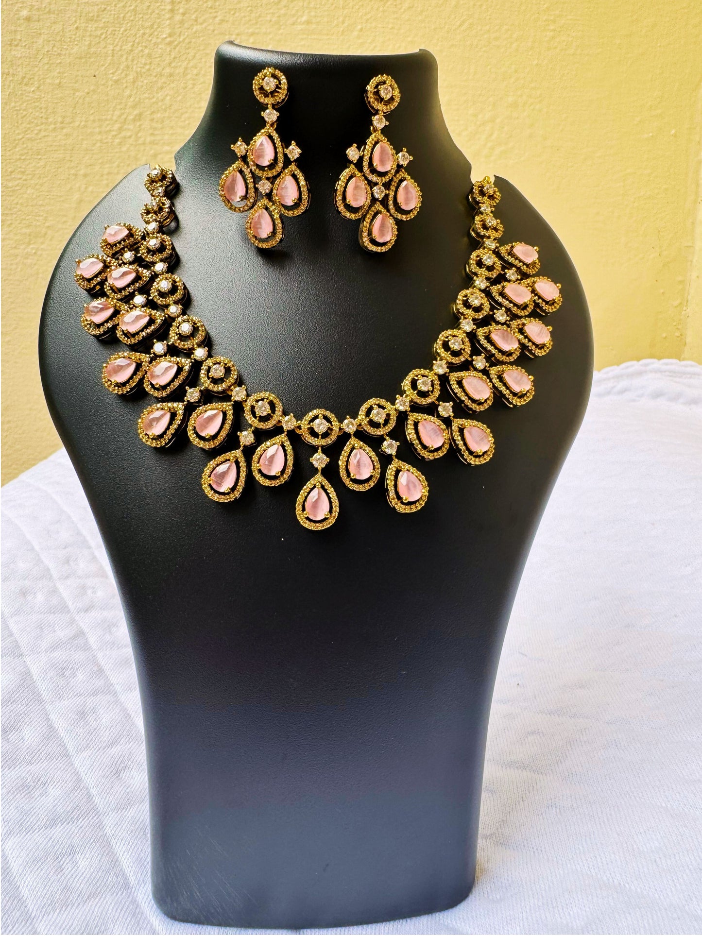 Metal Gold-Plated Jewel Set with Rose Pearl