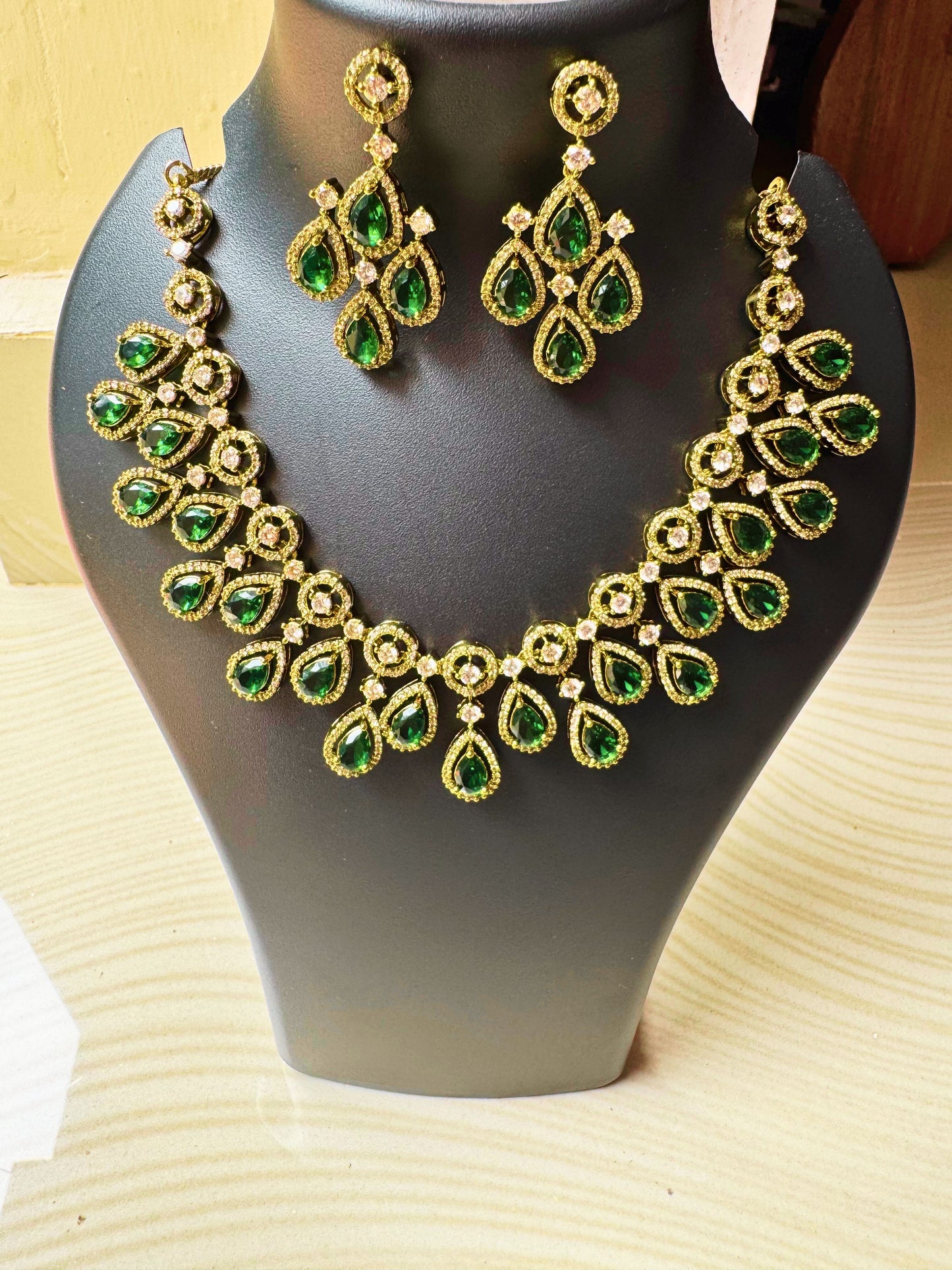 Metal Gold-Plated Jewel Set with Greenish Pearl