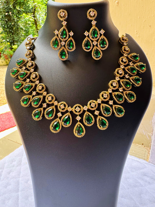Metal Gold-Plated Jewel Set with Greenish Pearl